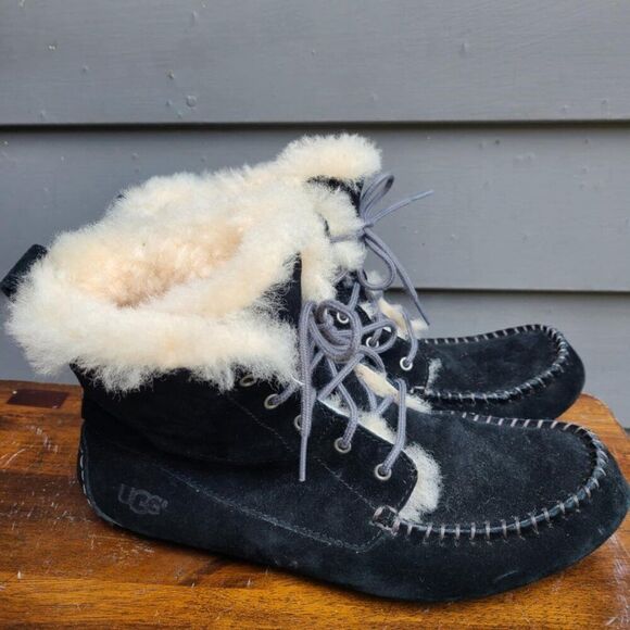 UGG Chickaree Black Suede With Shearling Lace Up Boot size 8 - Picture 2 of 11